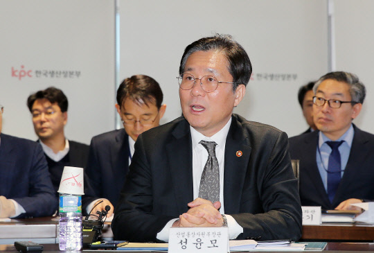 제조업 르네상스 라운드테이블서 인사말 하는 성윤모 산업통상자원부 장관. 연합뉴스